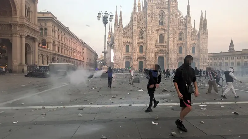 Gli scontri durante la manifestazione 'Italia In Piazza' del 17 ottobre 2026, Milano. ANSA/PAOLO SALMOIRAGO // Clashes during the 'Italia In Piazza' demonstration, Milan, 17 October 2026. ANSA/PAOLO SALMOIRAGO